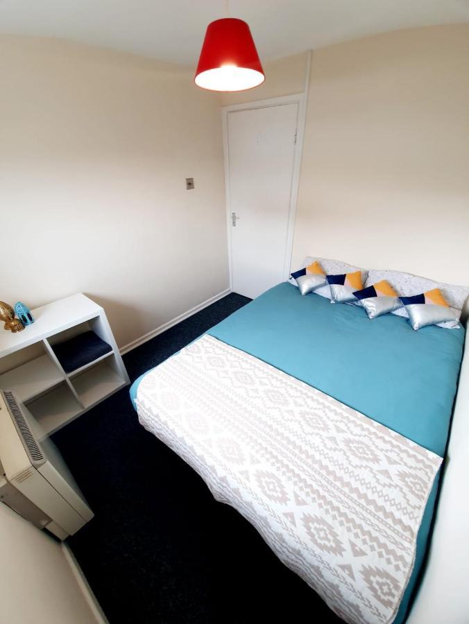 Rayleigh Town Centre 3 Bedroom Apartment ภายนอก รูปภาพ